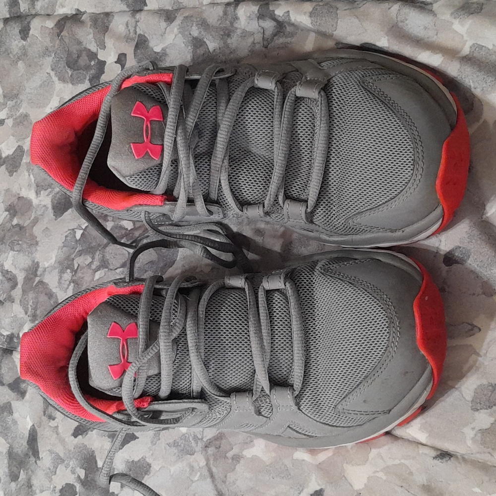 Under Armour womens size 8